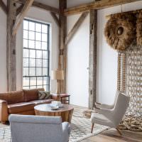 Interiér obývacího pokoje s dřevěnými regály