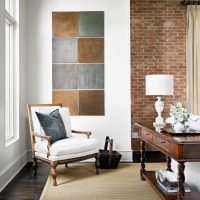Panel kovových čtverců na stěně obývacího pokoje