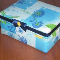 Panglică albastră cu fundă pe cutie de carton