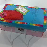 Decor simplu de cutie cu bucăți de hârtie colorată