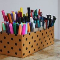 קופסה עם נקודות פולקה שחורות לעפרונות ועטים