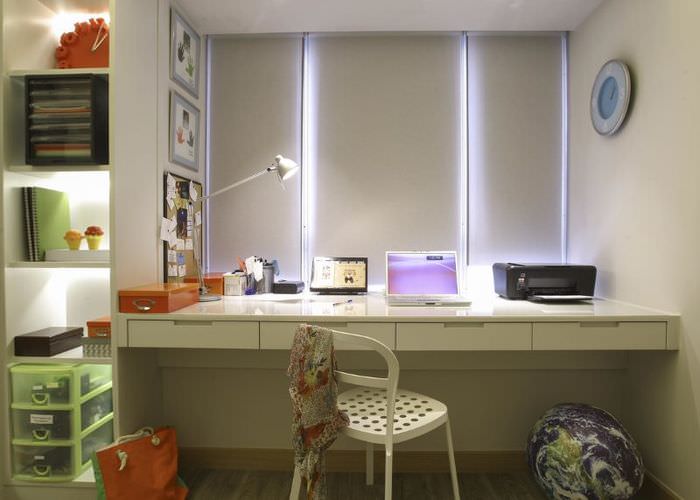 Et skrivebord for en student i stedet for en vinduskarme