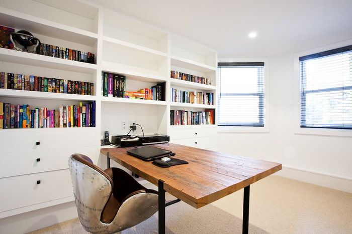 Interiér domácej kancelárie v štýle minimalizmu