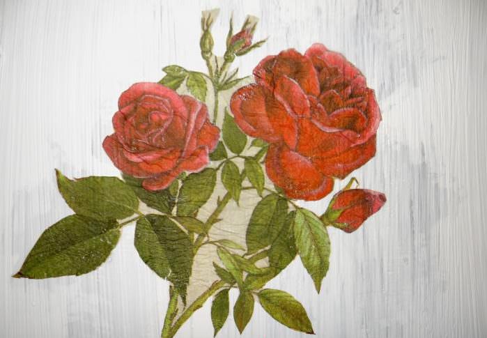 Ritning av en ros på den målade ytan av ett gammalt skåp