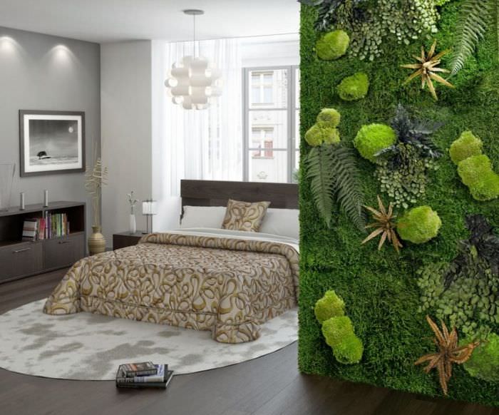 Grøn væg af levende mos i det indre af soveværelset