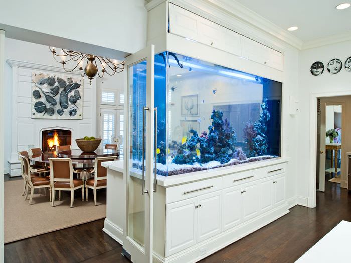 Zónovanie obývačky s kuchyňou s akváriom