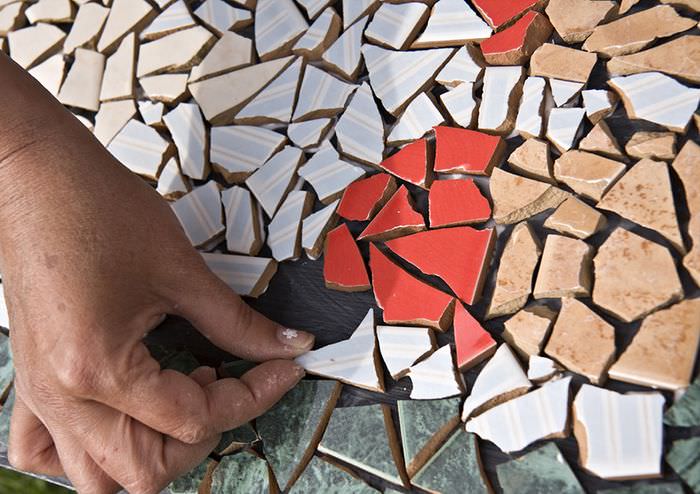 DIY rozbitá mozaika z keramických dlaždíc