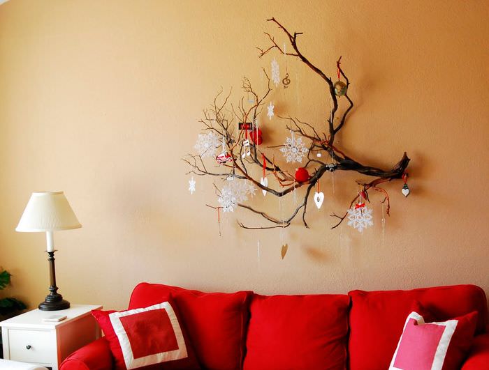 Dekoratívna kompozícia z vetvy na stene obývačky