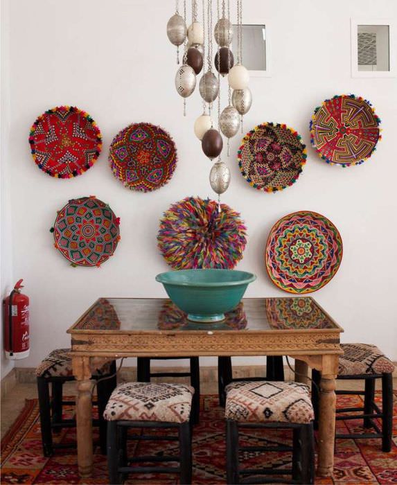 Dekoratívne taniere v kovárni v orientálnom štýle
