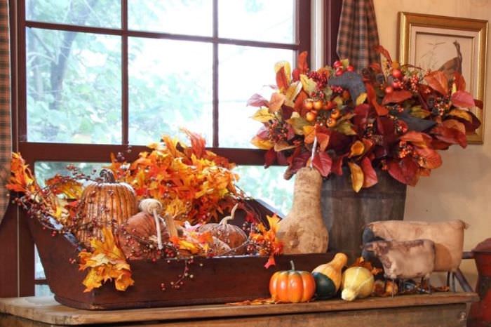 Kytice jesenných listov v interiéri obývačky