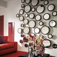 Nástenná dekorácia s okrúhlymi zrkadlami