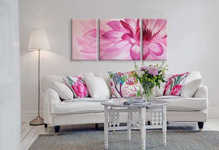 Ružový kvet na modulárnom obraze v bielej obývačke
