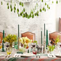 שולחן חגיגי עם צמחים חיים