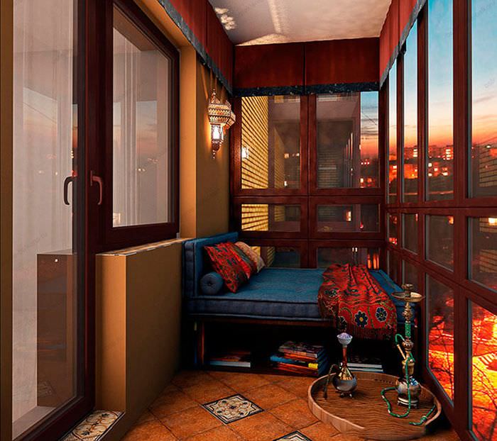 Interiör i en bostadsbalkong med inslag av orientalisk stil