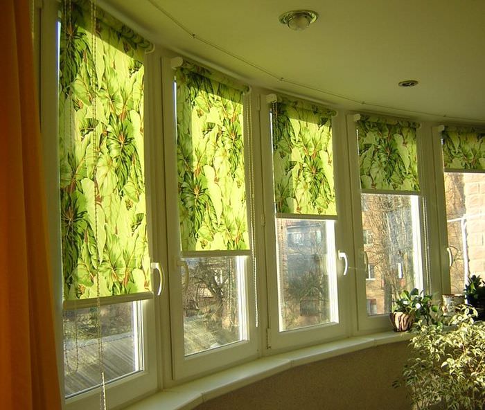 Perdele verzi pe ferestrele balconului semicircular