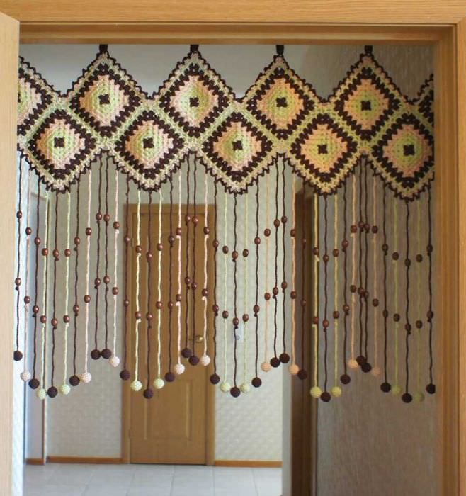 Variante ungewöhnlicher dekorativer Vorhänge im Inneren der Wohnung
