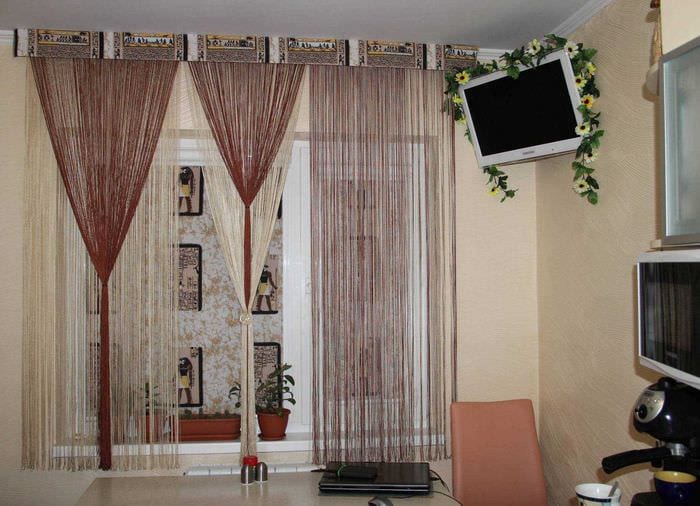 die Idee von originellen dekorativen Vorhängen im Stil einer Wohnung