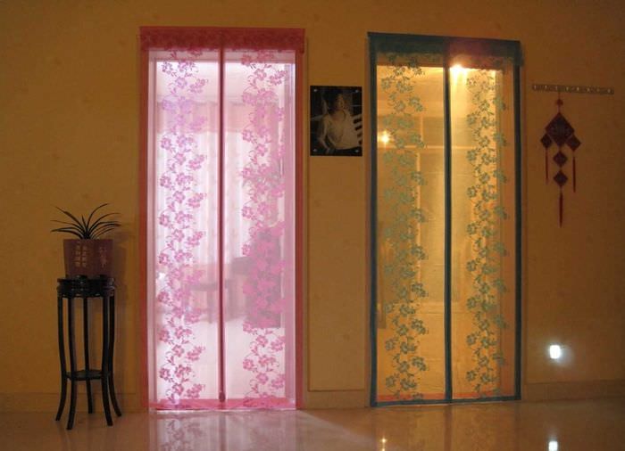 Idee von originellen dekorativen Vorhängen im Stil des Raumes