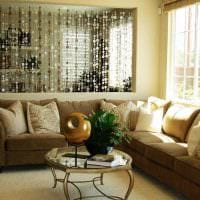 Möglichkeit von schönen dekorativen Vorhängen im Inneren des Raumbildes