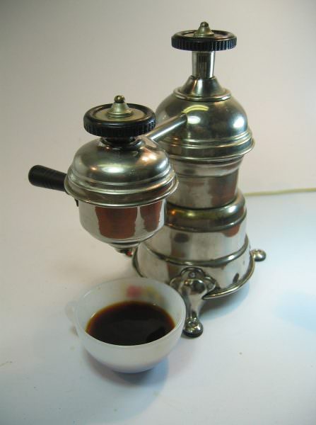 Tæt på det moderne look blev kaffemaskinen skabt i 1800 af ærkebiskop de Bellois
