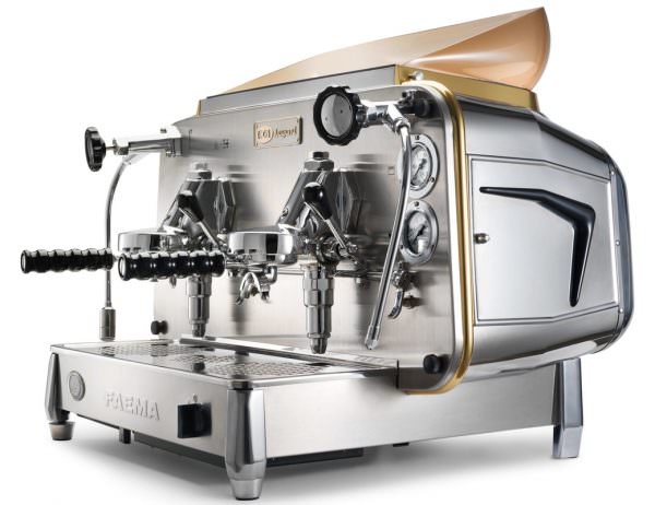 Den första elektriska kaffemaskinen uppfanns och patenterades 1961 av Faema.