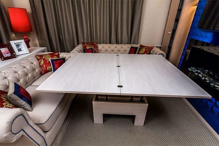 Viihtyisä olohuone, jossa pöytä - muuntaja ja pehmeä matto
