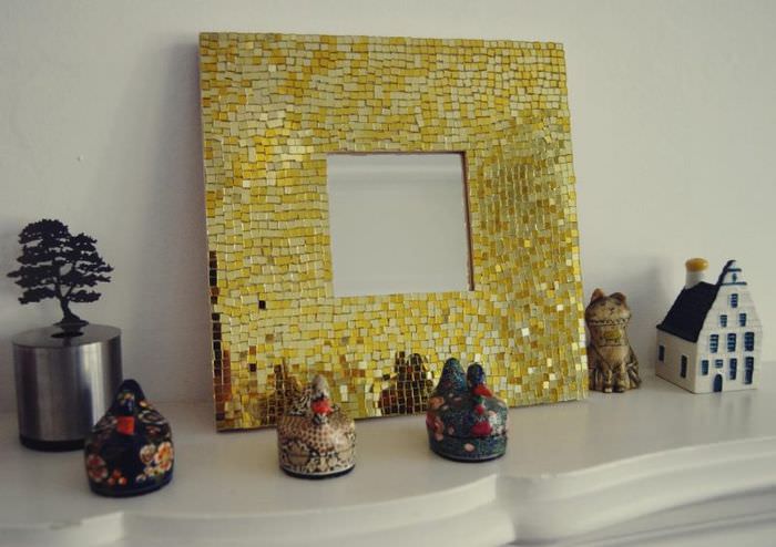 DIY -mosaiikkikehys pöytäpeilille