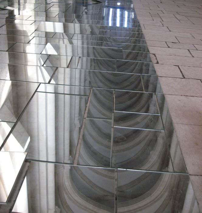 Speilfliser på gulvet i gangen i et privat hus
