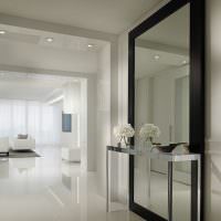 Stort speil i et minimalistisk interiør