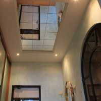 Speil på taket i en smal korridor