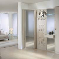 Stue design med speil på garderober