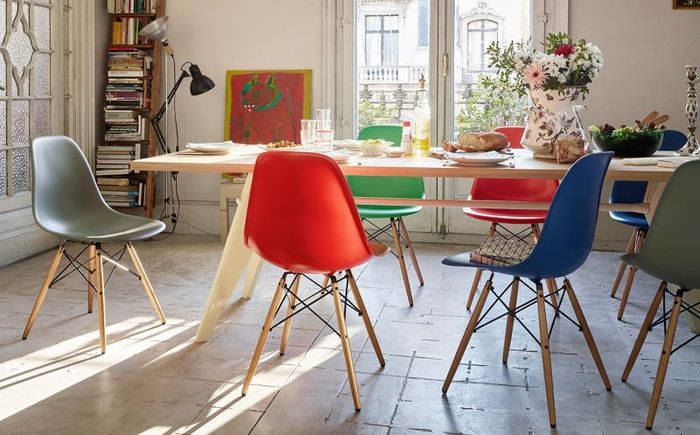 Многоцветни столове в интериора на кухнята