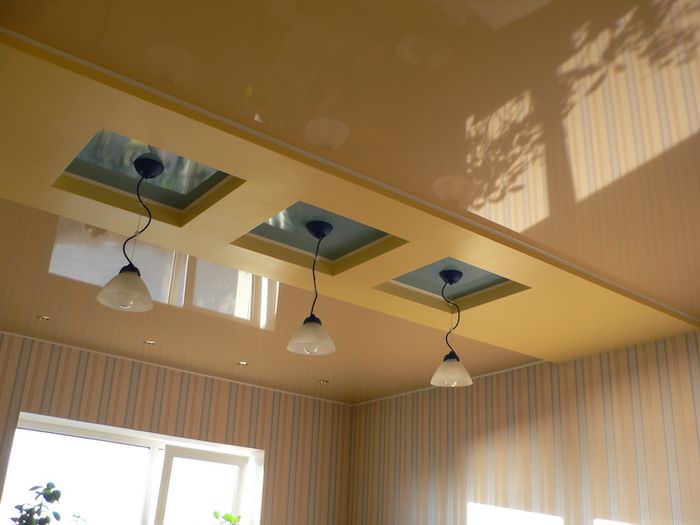 Porrastettu katto modernin huoneiston keittiössä