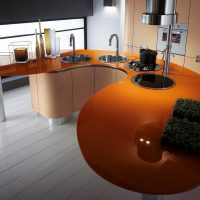 Оранжев кухненски остров с плот