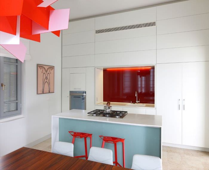 Červené akcenty v interiéru minimalismu
