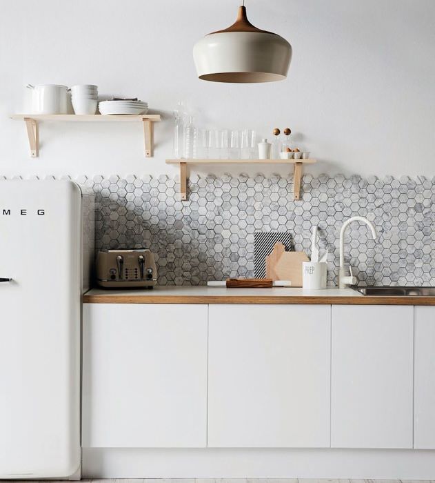 Interiér bílé kuchyně ve stylu minimalismu