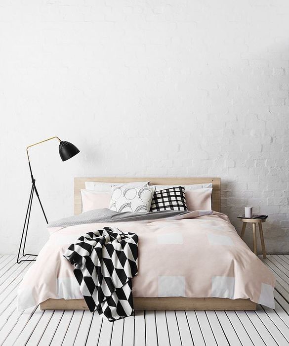 Interiér bílé ložnice ve stylu minimalismu