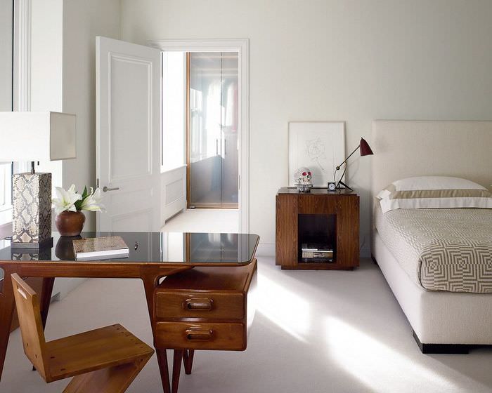 Dřevěný nábytek s tmavými povrchovými úpravami v minimalistickém designu ložnice