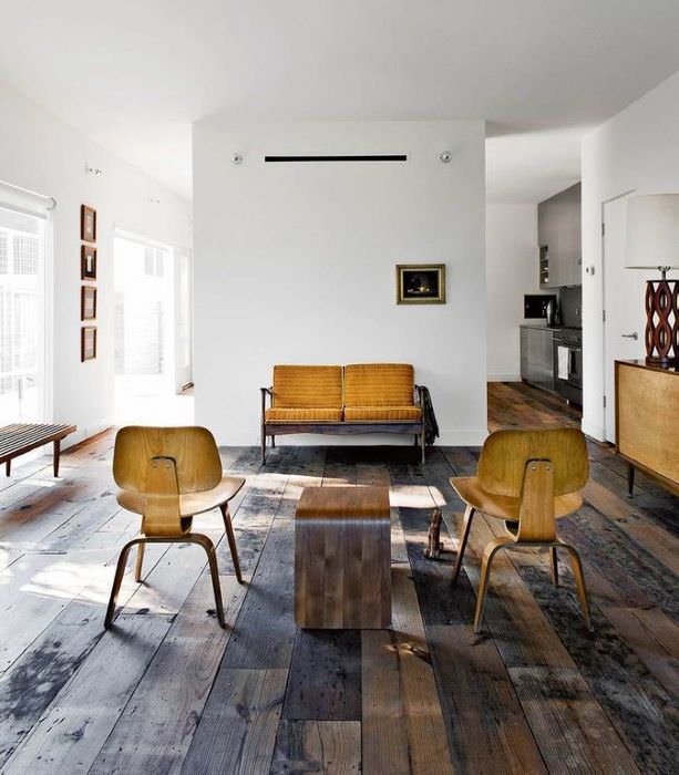 Spojení minimalismu s venkovem v moderním obývacím pokoji