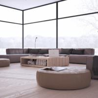 Panoramatická okna ve velkém obývacím pokoji v minimalistickém stylu