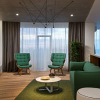 Zelený čalouněný nábytek v šedém obývacím pokoji