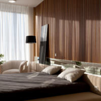 Nástěnná dekorace v ložnici s dřevěnými lamelami