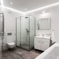 Minimalistický bílý interiér koupelny