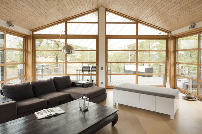 Obývací pokoj s panoramatickými okny v minimalistickém stylu
