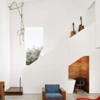 Schodiště do druhého patra soukromého domu v duchu minimalismu
