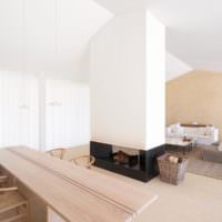Krb ve stylu minimalismu v obývacím pokoji obytné budovy