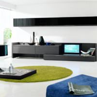 Tmavý nábytek v minimalistickém stylu obývacího pokoje