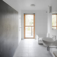 Interiér ve stylu minimalismu v koupelně venkovského domu