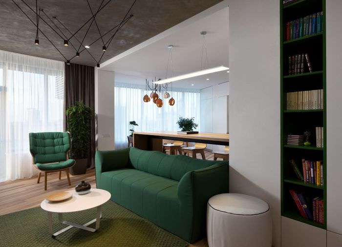 Umělé osvětlení v obývacím pokoji městského bytu v minimalistickém stylu