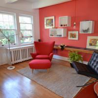 Červená stena v interiéri obývačky